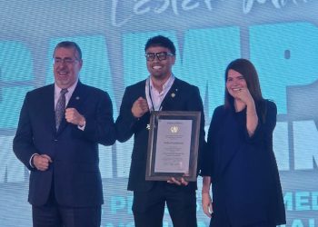 Lester Martínez recibe la Orden Presidencial