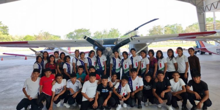 Estudiantes de Champerico conocen operaciones del Comando Aéreo del Sur durante visita formativa