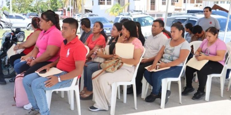 Feria Nacional de Empleo abre oportunidades en Petén