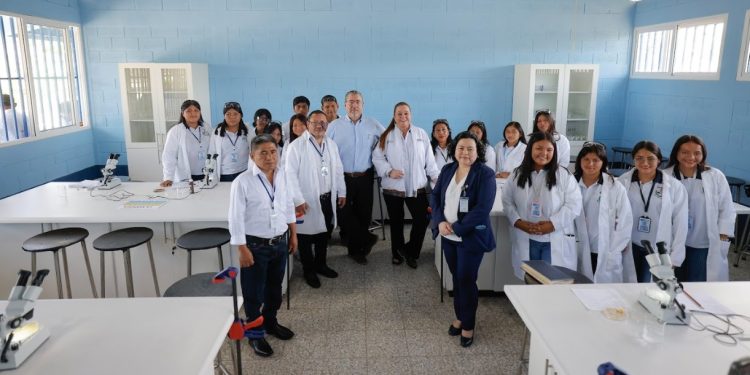 En fotos: Presidente conoce avances en materia de educación del INED en San Luis Jilotepeque, Jalapa