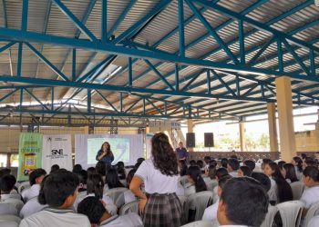Mintrab brinda capacitación en orientación laboral a jóvenes graduandos en San Sebastián, Retalhuleu