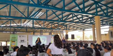 Mintrab brinda capacitación en orientación laboral a jóvenes graduandos en San Sebastián, Retalhuleu