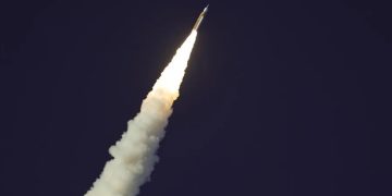 Astronautas de Artemis II despiertan en la nave Orión y orbitan la Tierra en su primer día