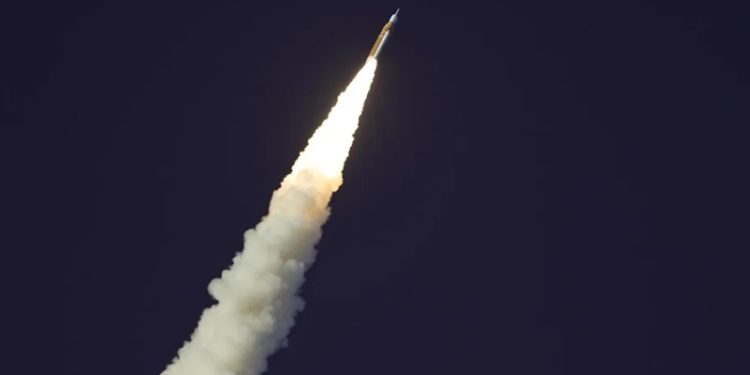 Astronautas de Artemis II despiertan en la nave Orión y orbitan la Tierra en su primer día