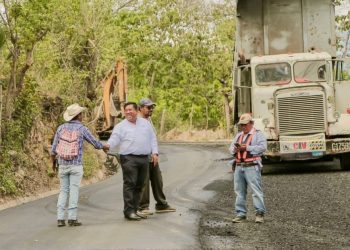 Avanzan trabajos de pavimentación en aldea Veguitas en San Juan Ermita