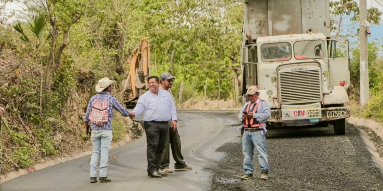Avanzan trabajos de pavimentación en aldea Veguitas en San Juan Ermita