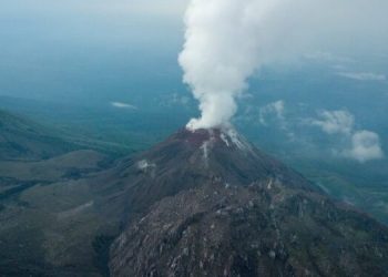 El acercamiento al volcán Santiaguito puede poner en riesgo la vida de las personas por su actividad impredecible./Foto: Archivo.