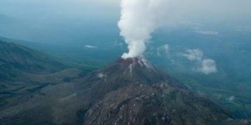 El acercamiento al volcán Santiaguito puede poner en riesgo la vida de las personas por su actividad impredecible./Foto: Archivo.