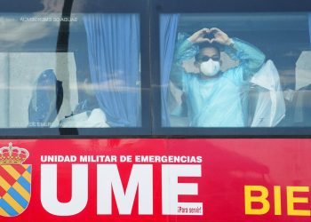 Pasajeros del crucero afectado por brote de hantavirus desembarcaron bajo un protocolo sanitario estricto. / Foto: EFE.
