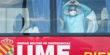 Pasajeros del crucero afectado por brote de hantavirus desembarcaron bajo un protocolo sanitario estricto. / Foto: EFE.