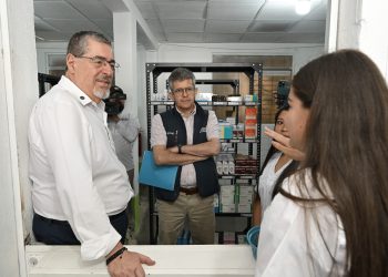Presidente supervisa la Gran Farmacia PROAM en Parramos Chimaltenango