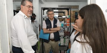 Presidente supervisa la Gran Farmacia PROAM en Parramos Chimaltenango