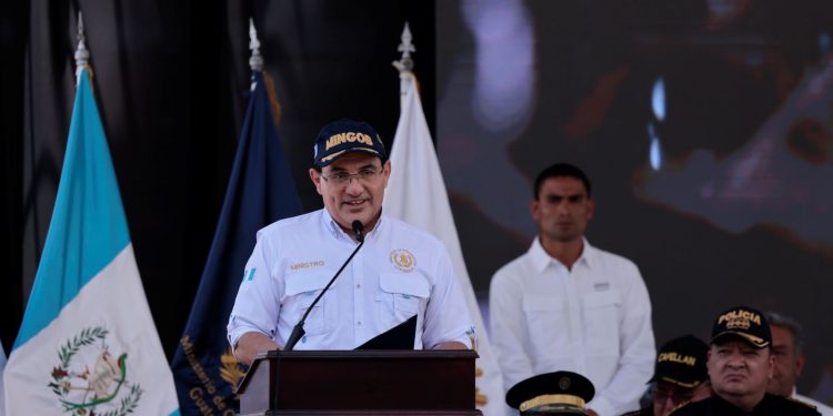 Ministro de Gobernación, Marco Antonio Villeda, durante la inauguración de sedes policiales en Tecpán, Chimaltenango.