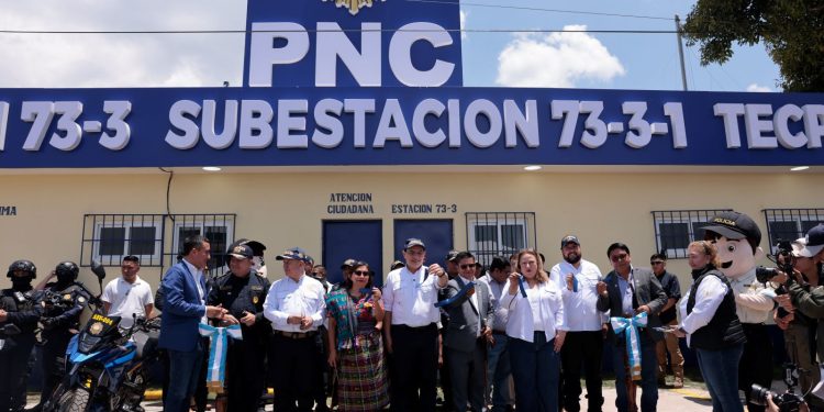 El ministro de Gobernación y el director General de la PNC inauguran estación y subestación policial en Tecpán, Chimaltenango.