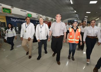 El presidente Bernardo Arévalo, junto afuncionarios, supervisa las instalaciones del Aeropuerto Internacional Mundo Maya, en Flores, Petén.