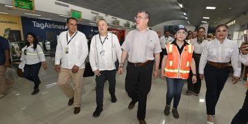 El presidente Bernardo Arévalo, junto afuncionarios, supervisa las instalaciones del Aeropuerto Internacional Mundo Maya, en Flores, Petén.