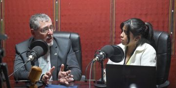 El presidente Bernardo Arévalo destaca avances en la seguridad, en entrevista con el programa Dialogando con los Pueblos.