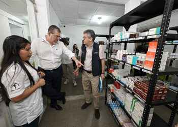 El presidente Bernardo Arévalo y el ministro de Salud, Joaquín Barnoya, durante recorrido por la nueva farmacia Proam, en Parramos, Chimaltenango.