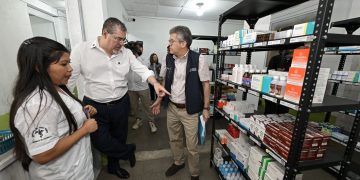 El presidente Bernardo Arévalo y el ministro de Salud, Joaquín Barnoya, durante recorrido por la nueva farmacia Proam, en Parramos, Chimaltenango.