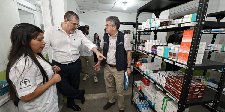 El presidente Bernardo Arévalo y el ministro de Salud, Joaquín Barnoya, durante recorrido por la nueva farmacia Proam, en Parramos, Chimaltenango.