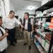 El presidente Bernardo Arévalo y el ministro de Salud, Joaquín Barnoya, durante recorrido por la nueva farmacia Proam, en Parramos, Chimaltenango.