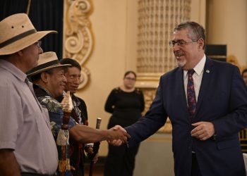 El presidente Bernardo Arévalo saluda a líderes de publos indígenas durante la Vigésima Quinta Asamblea de Diálogo Permante con Autoridades Ancestrales.
