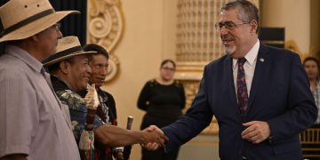 El presidente Bernardo Arévalo saluda a líderes de publos indígenas durante la Vigésima Quinta Asamblea de Diálogo Permante con Autoridades Ancestrales.