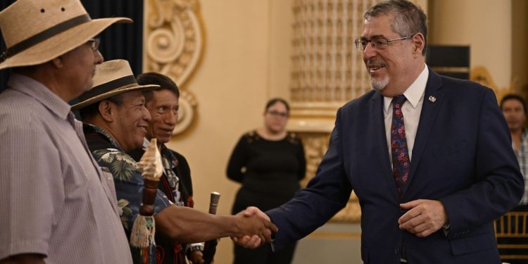 El presidente Bernardo Arévalo saluda a líderes de publos indígenas durante la Vigésima Quinta Asamblea de Diálogo Permante con Autoridades Ancestrales.