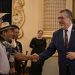 El presidente Bernardo Arévalo saluda a líderes de publos indígenas durante la Vigésima Quinta Asamblea de Diálogo Permante con Autoridades Ancestrales.