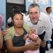 El presidente Bernardo Arévalo en el Centro de Salud de Parramos, comparte con una madre que llevó a su hija por atención médica.