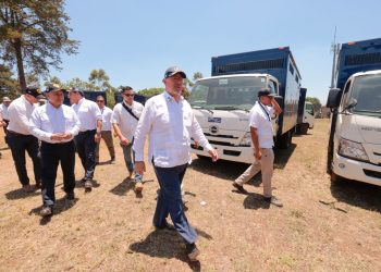 El presidente Bernardo Arévalo, durante un recorrido para conocer cómo funcionan los nuevos transportes de reclusos del Sistema Penitenciario.