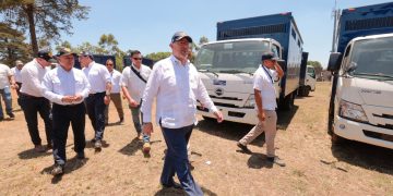 El presidente Bernardo Arévalo, durante un recorrido para conocer cómo funcionan los nuevos transportes de reclusos del Sistema Penitenciario.