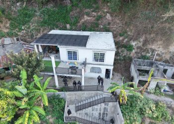 Agentes de la PNC durante uno de los allanamientos que se encuentran en desarrollo.