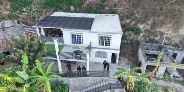 Agentes de la PNC durante uno de los allanamientos que se encuentran en desarrollo.