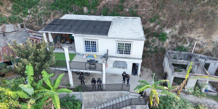 Agentes de la PNC durante uno de los allanamientos que se encuentran en desarrollo.