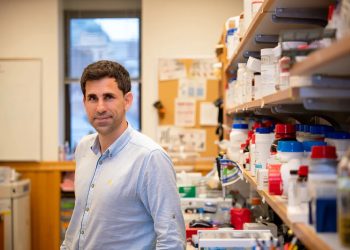 El investigador César de la Fuente lidera equipo que desarrolló sistema inteligente para la generación de antibióticos.