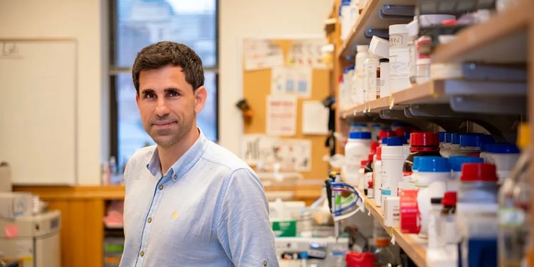 El investigador César de la Fuente lidera equipo que desarrolló sistema inteligente para la generación de antibióticos.