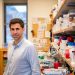 El investigador César de la Fuente lidera equipo que desarrolló sistema inteligente para la generación de antibióticos.