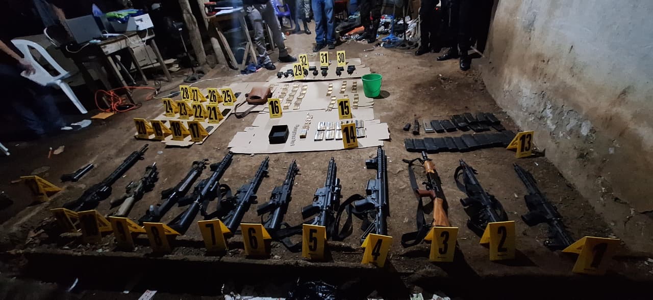 Armas de diferente tipo y calibre localizadas.