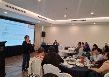 Salubristas participan en taller sobre comunicación social para la atención a pacientes con sarampión.