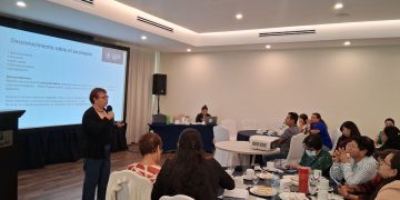 Salubristas participan en taller sobre comunicación social para la atención a pacientes con sarampión.