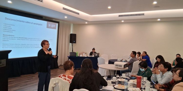 Salubristas participan en taller sobre comunicación social para la atención a pacientes con sarampión.