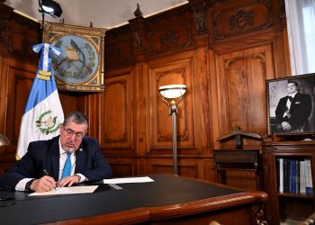 El presidente Bernardo Arévalo, mientras escribe una carta con un mensaje de esperanza a la población.