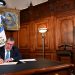 El presidente Bernardo Arévalo, mientras escribe una carta con un mensaje de esperanza a la población.
