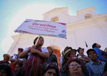 Pobladores de Nebaj, Quiché, agradecen al Gobierno por la iniciativa Mano a Mano, que permitió que ese municipio quedara libre de pisos de tierra.