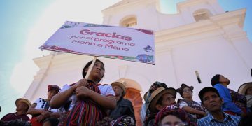 Pobladores de Nebaj, Quiché, agradecen al Gobierno por la iniciativa Mano a Mano, que permitió que ese municipio quedara libre de pisos de tierra.