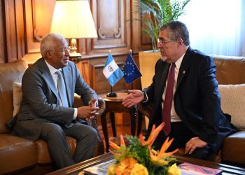 El presidente Bernardo Arévalo y el presidente del órgano superior de la Unión Europea, António Costa, durante su reunión bilateral en el Palacio Nacional de la Cultura.