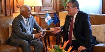 El presidente Bernardo Arévalo y el presidente del órgano superior de la Unión Europea, António Costa, durante su reunión bilateral en el Palacio Nacional de la Cultura.