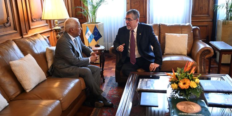 Los presidentes António Costa, del Consejo Europeo, y Bernardo Arévalo, durante reunión bilateral en el Palacio Nacional de la Cultura.