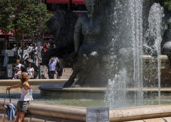 Una mujer se refresca en una fuente, en Macedonia del Norte, a causa del intenso calor que afecta gran parte de Europa.